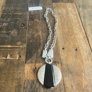 The SAK necklace silver and black